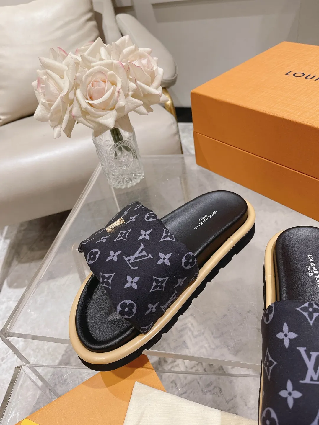 👟👟Ex-factory price 360👟👟 Lvjia brand | ²⁰²5 𝐬𝐬 💛2025 spring and summer latest popular Velcro series...Couple style thick-soled slippers, new rare products at the purchasing level💫 🍒This style is the favorite of celebrities🌟big internet celebrities. A simple and elegant sandal. A good style that you can't take your eyes off at a glance! The thick sole has the effect of increasing the height of the feet. It has the function of elongating the legs immediately. It is exquisite and low-key luxury✔️ No matter it is paired with skirts or trousers, it is super aura🛍 ━━━━━ ЅᏇєєt ━━━━━ ▪️Upper: LV old floral fabric ▪️Outsole: original molded outsole ▪️Shoe size: 35-45